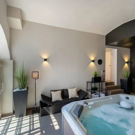 Le Prestancia - Proche Lac, Jacuzzi בית נופש טלואר